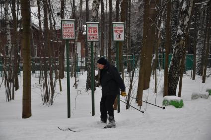 Москва. Отдых москвичей в парке `Лосиный остров`.