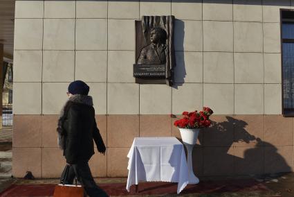 Тула. Открытие мемориальной доски актеру, поэту  Владимиру Высоцкому  на здании Дворца культуры Туламашзавода на улице Демидовской.