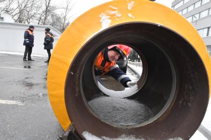 Москва.  Сотрудники АО `МОСГАЗ` во время демонстрации техники в рамках пресс-тура `Посторонним вход разрешен: экскурсия по предприятиям комплексного хозяйства`.