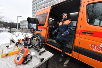 Москва.  Сотрудники АО `МОСГАЗ` во время демонстрации техники в рамках пресс-тура `Посторонним вход разрешен: экскурсия по предприятиям комплексного хозяйства`.