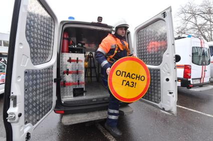 Москва.  Сотрудники АО `МОСГАЗ` во время демонстрации техники в рамках пресс-тура `Посторонним вход разрешен: экскурсия по предприятиям комплексного хозяйства`.