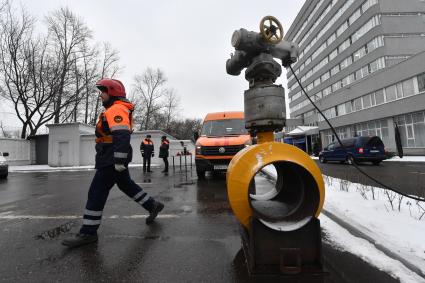 Москва.  Сотрудники АО `МОСГАЗ` во время демонстрации техники в рамках пресс-тура `Посторонним вход разрешен: экскурсия по предприятиям комплексного хозяйства`.