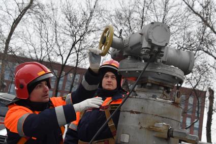 Москва.  Сотрудники АО `МОСГАЗ` во время демонстрации техники в рамках пресс-тура `Посторонним вход разрешен: экскурсия по предприятиям комплексного хозяйства`.