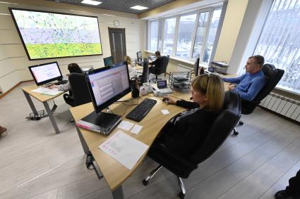 Москва. Сотрудницы Центрального диспетчерского Управления АО `МОСГАЗ`за работой.