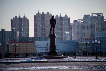 Благовещенск. Памятник основателю города генерал-губернатору Восточной Сибири Муравьеву-Амурскому на набережной Амура. На противоположной берегу - китайский город Хэйхэ.