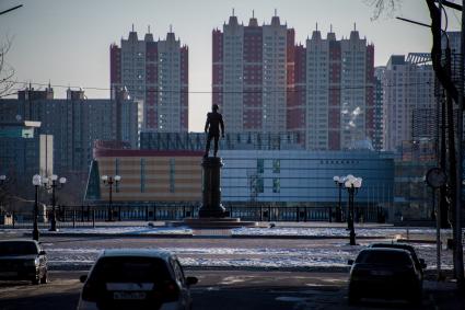 Благовещенск. Памятник основателю города генерал-губернатору Восточной Сибири Муравьеву-Амурскому на набережной Амура. На противоположной берегу - китайский город Хэйхэ.