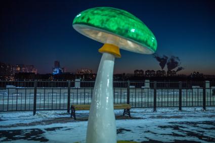 Благовещенск. Детская площадка на набережной Амура. На противоположной берегу - китайский город Хэйхэ.