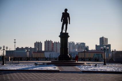 Благовещенск. Памятник основателю города генерал-губернатору Восточной Сибири Муравьеву-Амурскому на набережной Амура. На противоположной берегу - китайский город Хэйхэ.