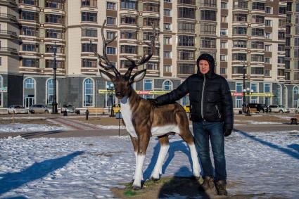 Благовещенск. Корреспондент `Комсомольской правды` Владимир Ворсобин на набережной Амура.