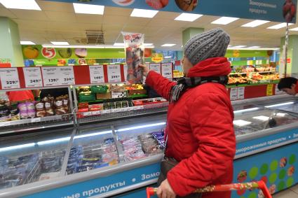 Москва. Женщина выбирает рыбу в рыбном отделе магазина `Пятерочка`.