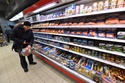 Москва. Покупатель в рыбном отделе универсама.