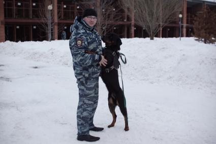 Самара. Сотрудник полиции с служебной собакой породы ротвейлер.