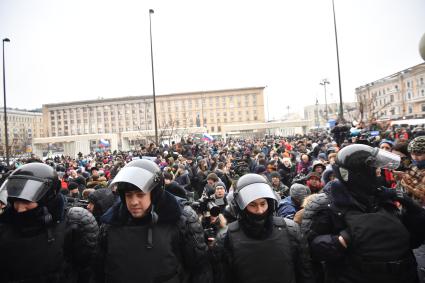 Москва. Сотрудники Росгвардии в оцеплении на несанкционированной акции в рамках `Забастовки избирателей` на Триумфальной площади.