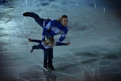 Москва. Российский фигурист Евгений Плющенко  c сыном Александром во время выступления на церемонии открытия чемпионата Европы по фигурному катанию во Дворце спорта `Мегаспорт`.