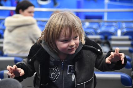 Москва. Сын фигуриста Евгения Плющенко Александр на трибуне ледового дворца `Мегаспорт` во время короткой программы одиночного катания среди мужчин на чемпионате Европы по фигурному катанию.