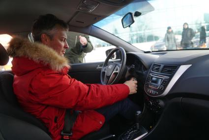 Екатеринбург. Глава города Екатеринбург Евгений Ройзман в машине сети краткосрочной аренды автомобилей (каршеринг) \'Делимобиль\' в во время ее открытия в городе