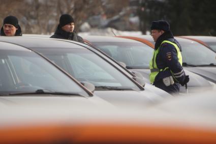 Екатеринбург. Сотрудник ДПС на открытии сети краткосрочной аренда автомобилей (каршеринг) \'Делимобиль\' в Екатеринбурге.