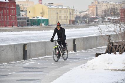 Москва. Мужчина на велосипеде  в парке искусств `Музеон`.