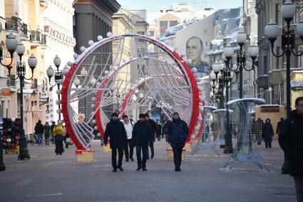 Москва.  Прохожие на Старом Арбате.