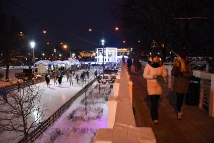 Москва.  Посетители катаются на катке в Парке Горького.