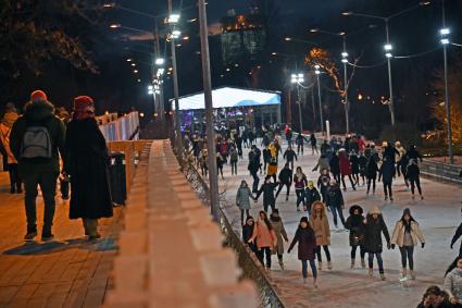 Москва.  Посетители катаются на катке в Парке Горького.