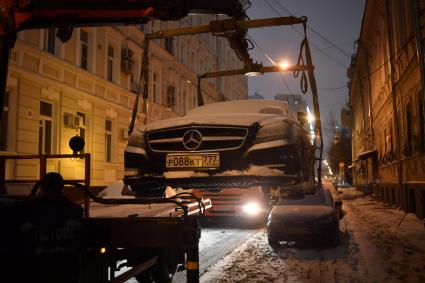 Москва.  Эвакуация неправильно припаркованного автомобиля.