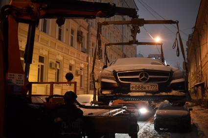 Москва.  Эвакуация неправильно припаркованного автомобиля.