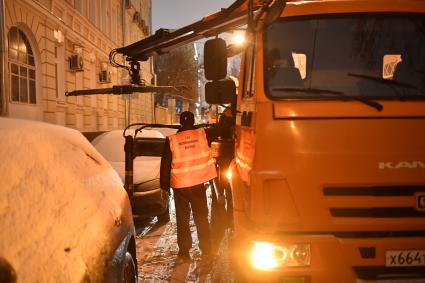 Москва.  Эвакуация неправильно припаркованного автомобиля.