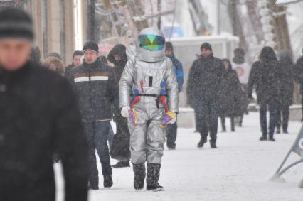 Москва.  Промоутер в костюме космонавта  на Арбате.