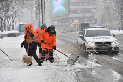 Москва.   Сотрудницы коммунальной службы во время уборки снега.