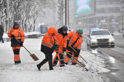 Москва.   Сотрудницы коммунальной службы во время уборки снега.