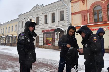 Москва.  Сотрудники полиции проверяют документы у мужчины  на Старом Арбате.