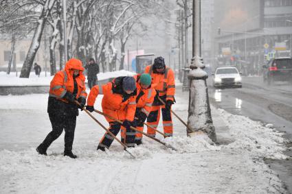 Москва.   Сотрудницы коммунальной службы во время уборки снега.