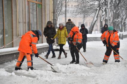 Москва.  Сотрудники коммунальной службы во время уборки снега.