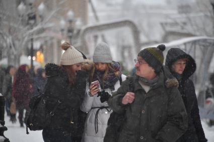 Москва. Прохожие во время снегопада на одной из улиц города.