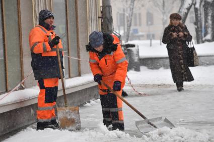 Москва.   Сотрудницы коммунальной службы во время уборки снега.