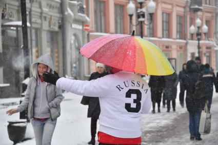 Москва. Прохожие во время снегопада на Старом Арбате.