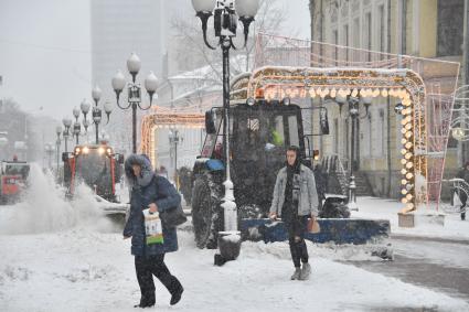 Москва.   Уборка снега на Арбате.