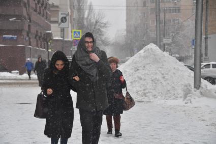 Москва. Прохожие во время снегопада.