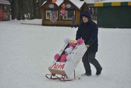 Тула.  Участники фестиваля наряженных санок `Сани-day` в Центральном парке культуры и отдыха им. П.П. Белоусова