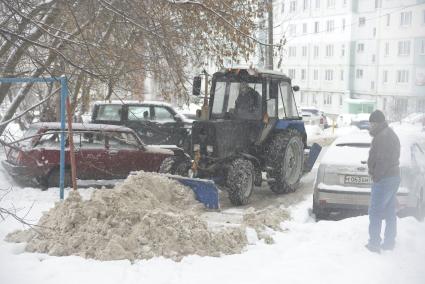 Тула.  Уборка снега на одной из улиц города.