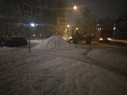 Москва. Неубранный снег на проезжей части.