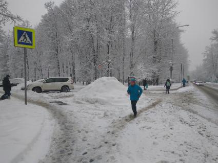 Москва. Неубранный снег на проезжей части.