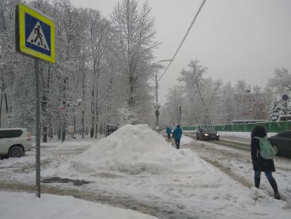 Москва. Неубранный снег на проезжей части.