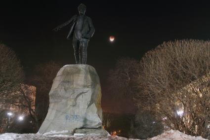 Екатеринбург. Памятник Якову Свердлову во во время совпадения трех автрономических явлений - \"голубой\" Луны, суперлуния, и полного лунного затмения