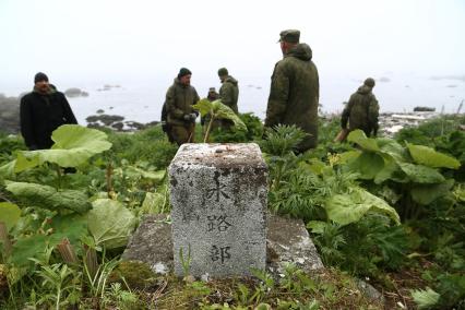 Курильские острова. Экспедиция Минобороны России совместно со специалистами Русского географического общества на остров Матуа, на котором во время Второй мировой войны была расположена японская военно-морская база.