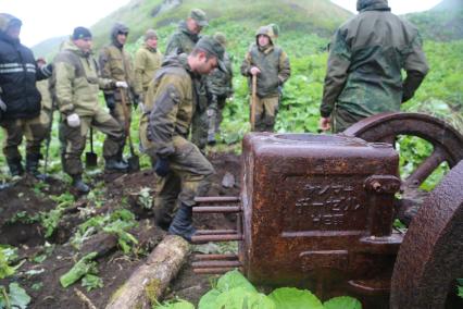 Курильские острова. Экспедиция Минобороны России совместно со специалистами Русского географического общества на остров Матуа, на котором во время Второй мировой войны была расположена японская военно-морская база.