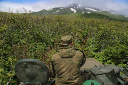 Курильские острова. Экспедиция Минобороны России совместно со специалистами Русского географического общества на остров Матуа, на котором во время Второй мировой войны была расположена японская военно-морская база.