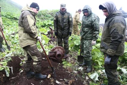 Курильские острова. Экспедиция Минобороны России совместно со специалистами Русского географического общества на остров Матуа, на котором во время Второй мировой войны была расположена японская военно-морская база.