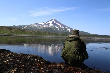 Курильские острова. Экспедиция Минобороны России совместно со специалистами Русского географического общества на остров Матуа, на котором во время Второй мировой войны была расположена японская военно-морская база. Вид на вулкан Сарычева.